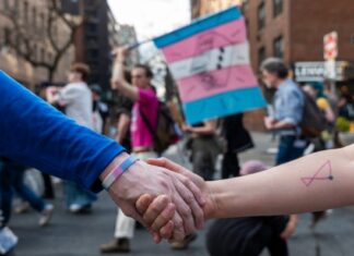 Derechos de las personas transgénero en Estados Unidos: crecientes restricciones y estancamiento político