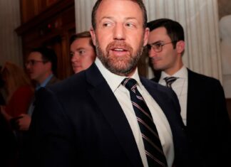 Markwayne Mullin Mengambil Kemudi di DHS: Sekilas tentang Sekretaris Baru