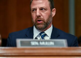 Trump substitui o secretário de Segurança Interna em meio à controvérsia e contrata o senador de Oklahoma, Markwayne Mullin