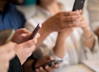 Além das proibições: por que o Conselho da Europa rejeita restrições gerais de mídia social para menores