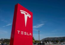 Чому регулятори безпеки припинили розслідування функції дистанційного паркування Tesla